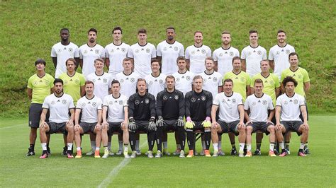 Die spanischen spieler feiern ihr tor gegen die slowakei. Weltmeister vor der EM: Das Mannschaftsfoto :: DFB ...