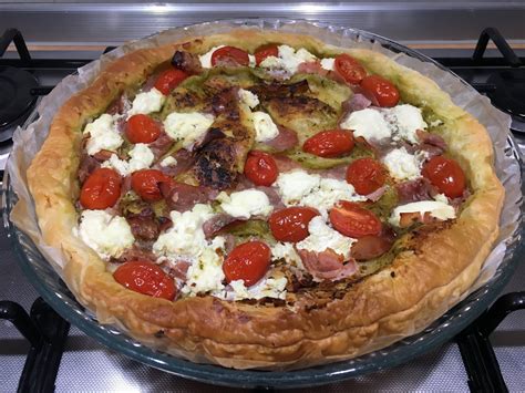 La torta salata è una variante al danubio con salumi, ha un morbido impasto farcito con philadelphia e pesto. In cucina con me: Torta salata pesto, robiola, prosciutto ...