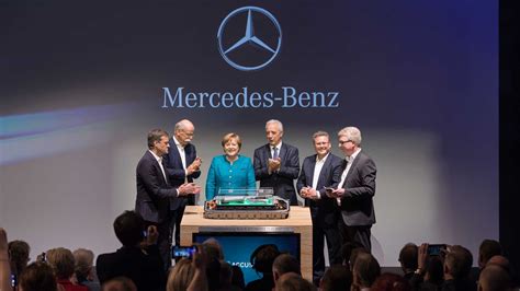 Here's an update on the potential tesla battery factory in indonesia. Daimler Targets Tesla, Breaks Ground On Big New Battery ...