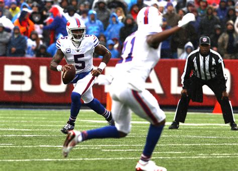 However, the odds compilers in vegas are very experienced and respected, so some betting sites wait for those lines to be published before. Here are this week's NFL broadcast games in the Las Vegas ...