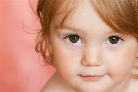 Hai kau gadis kecil yg imut. Gambar Foto Bayi Lucu Bermata Coklat | Imut Banget
