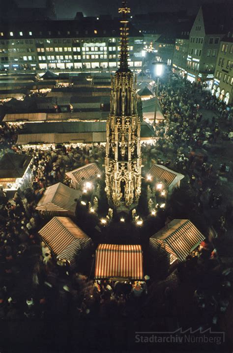 Even in spite of the rain this morning i absolutely loved it. Der Christkindlesmarkt in Nürnberg | Stadtarchive in der ...