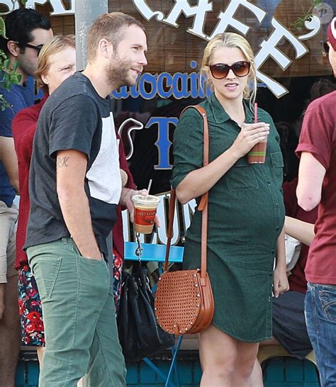 Photo Exclusif Teresa Palmer enceinte et son époux Mark Webber se rendent au restaurant à