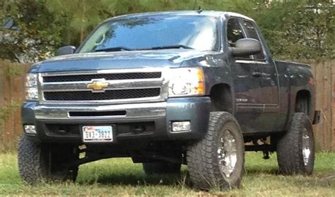 The 1500 and 2500, in reference in chevy trucks, designates the amount of weight they can respectively carry, which is the biggest. raiderred3 2011 Chevrolet Silverado 1500 Extended Cab ...