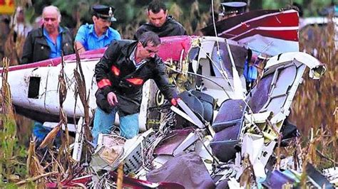 Image of president carlos menem removing the coffin with the remains of his son to drive it to the float that will go to the islamic cemetery of san justo. Historias Innecesarias: El ¿ACCIDENTE? de Carlos Menem Jr ...