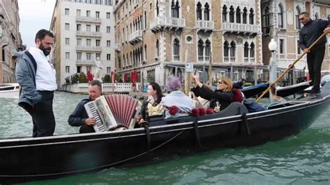 Венеция 30 минутная прогулка на гондоле по Большому каналу с серенадой