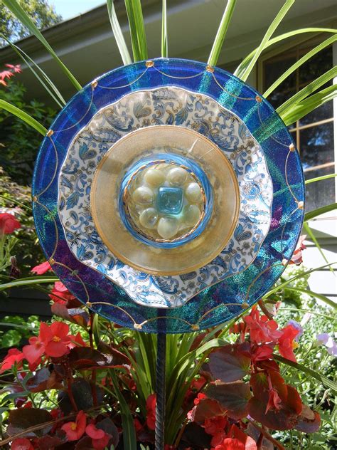 Best Glass Totems Garden Art Ideas For Beautiful Garden 100 Pictures