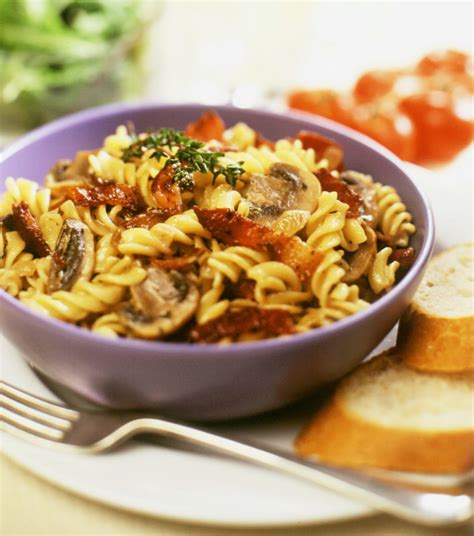 Simon Holst Everyday Easy Cooking: Pasta with Bacon & Mushroom Sauce