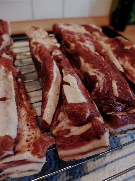 Der Versuch Schweinebauch zu pökeln und anschließend heiß zu Räuchern