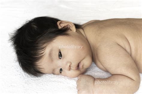 うつ伏せになっている生後 ヶ月の裸の赤ちゃんの顔 写真素材 フォトライブラリー photolibrary