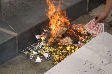 Tapi, apabila kita yang menginginkan pujian, itulah yang disebut dengan sifat riya. Pengusaha Ini Nekat Bakar Uang Tunai Rp 10 Miliar, Karena Tak Mau Berbagi Harta dengan Mantan ...