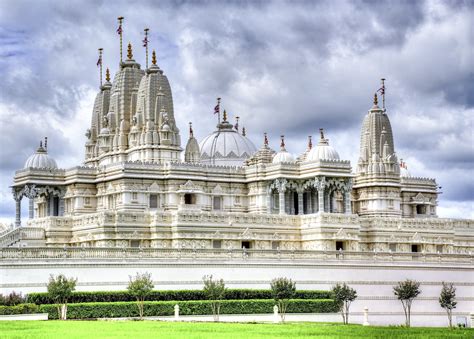 10 Things No One Tells You About Going To An Indian Temple Growing Up
