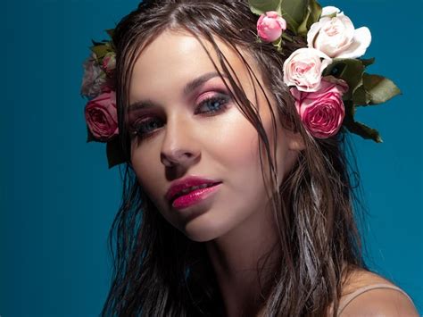 Una Joven Y Bella Mujer Con Flores Color De Rosa En El Pelo Mojado