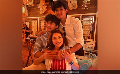 madhuri dixit sons arin and ryan nene pics viral with mom माधुरी दीक्षित ने बेटे अरिन और रयान