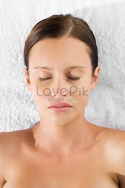 joven mujer acostada en una camilla de masaje foto descarga gratuita hd imagen de foto lovepik