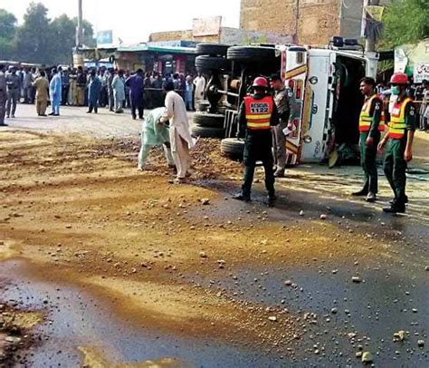 Four Killed As Oil Tanker Overturns In Sahiwal Newspaper Dawncom