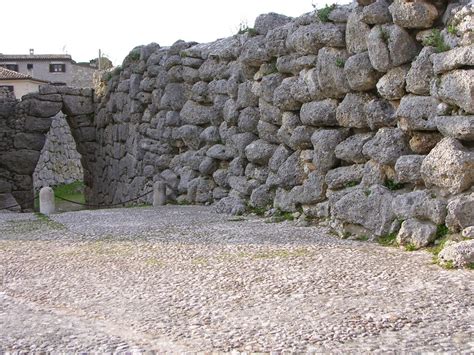 De Megalitische Poort Van Arpinum