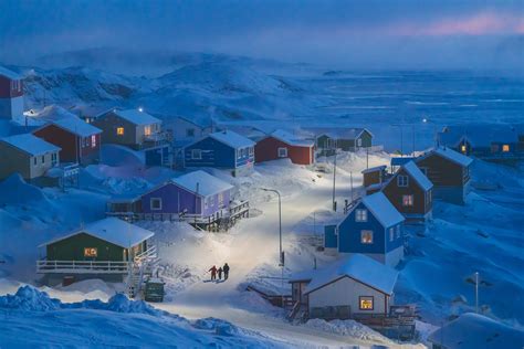 Pasangan suami istri yang terpisah harus menyelamatkan putra mereka dan diri mereka sendiri. 2019 Travel Photo Contest: Greenland evening street scene wins grand prize