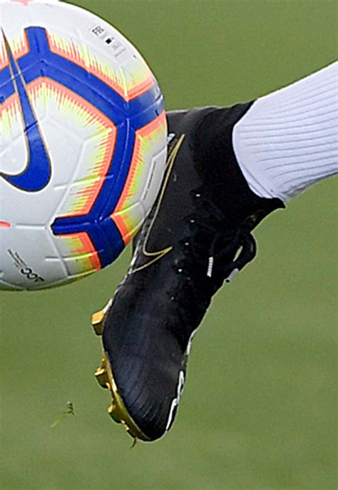 Cristiano ronaldo trägt immer noch schuhe von nike. Cristiano Ronaldo präsentiert brandneue eigene Nike ...