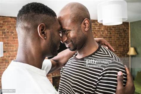 60 De Bästa Gay Black Men Kissing Bilderna Fotografierna Och