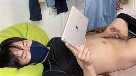 Ein Süßer Japanischer Junge Der Masturbiert Während Er Sich Den IPad Handjob Ansieht Pornhub com