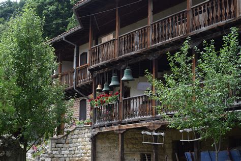 Supportez votre monastère en achetant des produits monastiques. Le monastère Preobrajenski, un beau monument proche de ...