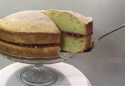 Because the recipe is very old, the ingredients list for the sponge cake does not even include vanilla essence (you can add few drops if you want), or baking powder. Temperature At Centre Of Sponge Cake : Traditional Sponge Cake With Jam And Cream Recipe ...