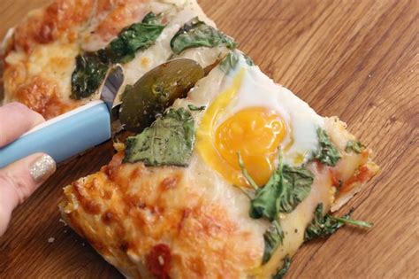 How To Put Eggs On Pizza Livestrong