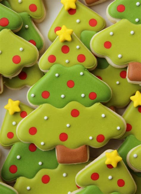 Decorating christmas cookies is a favorite past time that conjures up memories of sprinkles, a variety of colored frostings, and some lopsided snowman and stars. Decorated Christmas Tree Cookies