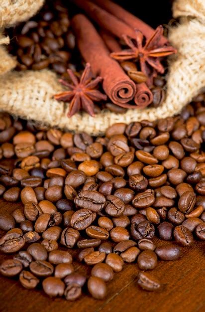 Granos De Café Palitos De Canela Y Anís Estrellado Fondo Oscuro Foto Premium