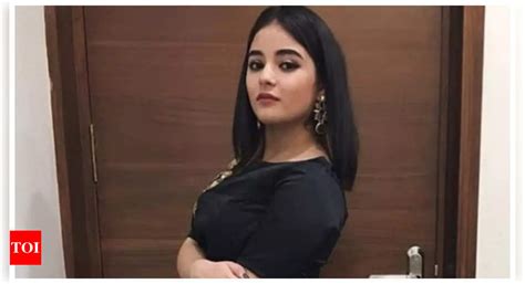 Zaira Wasim Tweets In Support Of Woman Eating In A Niqab Says “purely My Choice” Hindi Movie