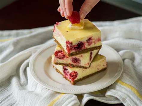 This raspberry and lemon cheesecake makes a great summertime treat. Lemon Raspberry Cheesecake Bars - 12 Tomatoes