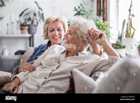 Couple De Lesbiennes Matures à La Maison Sur Canapé Photo Stock Alamy