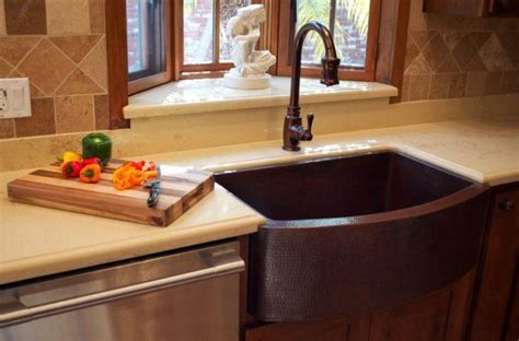 However, copper sinks have some unique characteristics that homeowners should consider before making a the alluring look of copper kitchen sinks make them a bold, beautiful addition to any kitchen. 20 Kitchen Designs With Copper Sinks - Housely