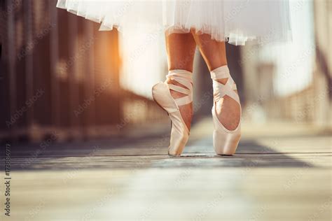 Beautiful Legs Of Female Classic Ballet Dancer In Pointe Stock Foto