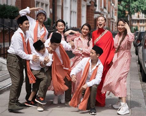 Mungkin ramai yang tidak tahu, datin ezurin adalah bekas pelakon dan model suatu masa dulu sebelum berkahwin dengan kerabat diraja pahang, tunku yaacob tunku tan sri abdullah. Sosialit Antarabangsa & Ikon Stail Princess Ezurin Is No ...