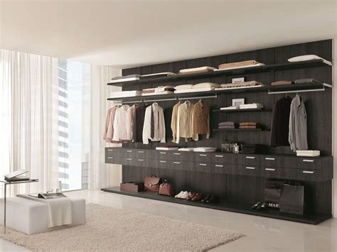 Individuelle schränke für dachschrägen auf maß. Begehbarer Kleiderschrank ideal für moderne Schlafzimmer ...