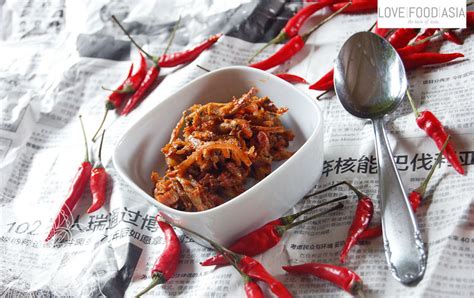 In another pan, use the same oil to fry the onions until slightly brown. Malayan Anchovy Sambal (Ikan Bilis Sambal)