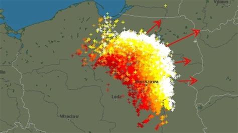 Nawałnice potrafią uszkodzić często nawet kilka tysięcy domów i budynków gospodarczych. Front burzowy dotarł do Polski. Niebezpieczne na Mazurach