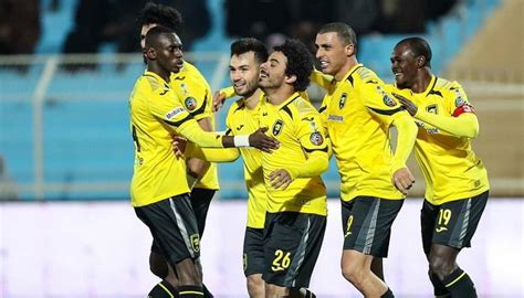 سمو أمير القصيم يحفز لاعبي التعاون لتحقيق كأس الملك قبيل مباراته النهائية مع الفيصلي. الاتحاد السعودي يحقق فوزا صعبا على الكوكب في كأس الملك