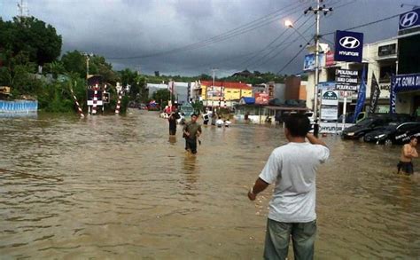 Korban Banjir Manado Terpaksa Beli Air  Tribunnews.com