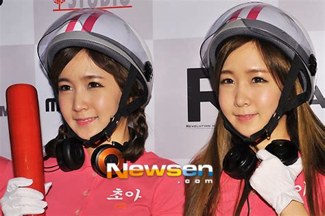걸그룹 크레용팝(엘린·소율·금미·초아·웨이)은 30일 오후 10시15분께 서울 마포구 상암동 누리꿈스퀘어에서 '퍼스트 팝콘 인 서울(1st popcon in seoul)'을 열고 700여명(주최측 추산)의. 포토엔크레용팝 초아-웨이 '우리 닮았죠?' - 손에 잡히는 ...