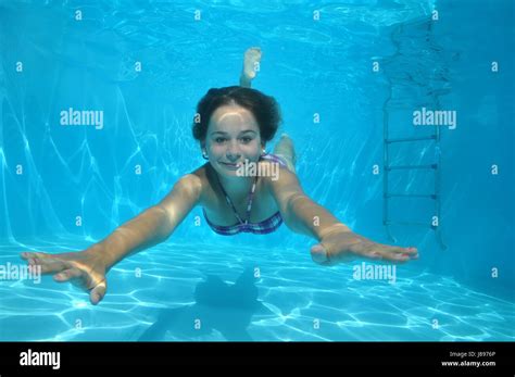 Tauchen Schwimmbad Teenager Kind Mädchen Mädchen Schwimmen Schwimmen Schwimmen Schwimmt
