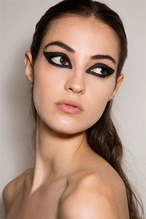 Makeup At Fall 2016 Couture Catwalk Makeup Womens Makeup Dramatic