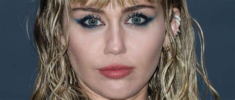 Miley Cyrus Con Su Cat Eye Azul Se Corona En El Top Five De Peores