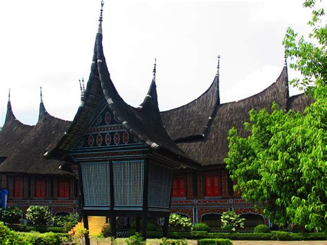 rumah gadang arsitektur yang menjadi wajah minangkabau indonesia kaya