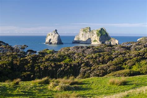 Le Isole Dellarco Sulla Spiaggia A Wharariki Tirano Vicino Al Nelson