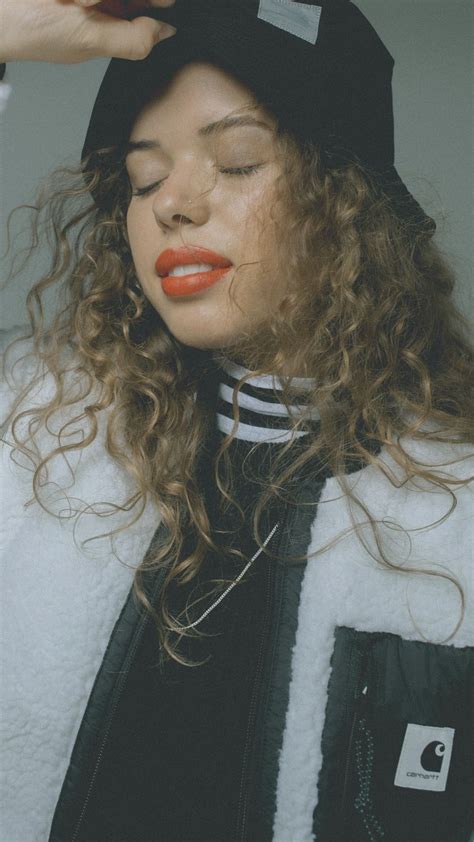 Nilüfer yanya crash official video. Nilüfer Yanya in 2020 | Gryffindor aesthetic, People ...