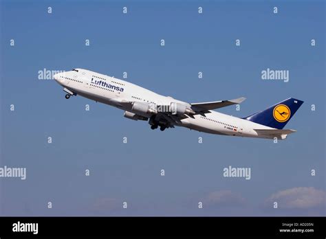 Lufthansa Boeing 747 Jumbo Jet Hi Res Stock Photography And Images Alamy