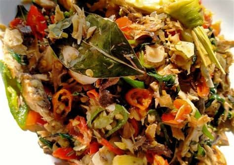 Ikan cue tongkol dipotong 8 masing2 ikan, bawang merah, bawang putih, cabe merah keriting, cabe rawit merah, kemiri, kunyit, jahe. Resep: Ikan tongkol suwir kemangi Nikmat - KataUcap